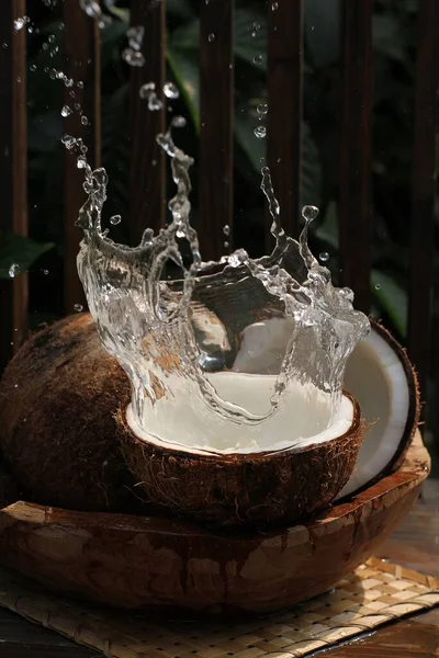 테이블에 코코넛 오일을 클로즈업 — 스톡 사진