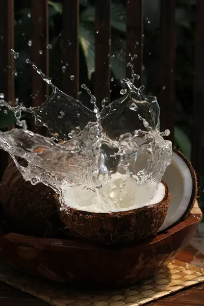 아이스 큐브와 신선한 코코넛 코코넛 — 스톡 사진