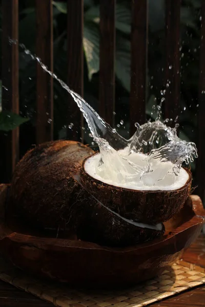 Kokosnuss Mit Einem Kokosgetränk — Stockfoto