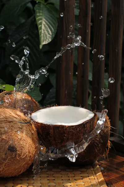 Kokos Med Ett Glas Vatten — Stockfoto