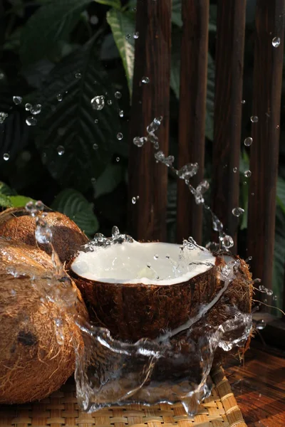 Kokosnöt Med Kokosmjölk Svart Bakgrund — Stockfoto