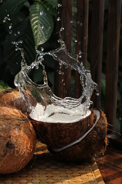 Kokosmjölk Träbord — Stockfoto