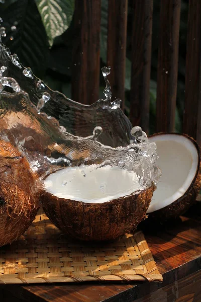 물방울과 신선한 코코넛 — 스톡 사진