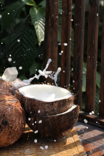 Kokosnöt Kokos Med Färsk Mjölk Och Kokosmjölk Kokos — Stockfoto