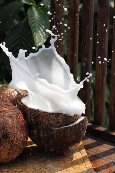 Färsk Kokos Och Mjölk Trä Bakgrund — Stockfoto