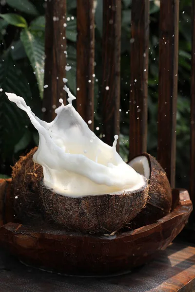 Färsk Mjölk Med Kokos Och Stänk Mjölk — Stockfoto
