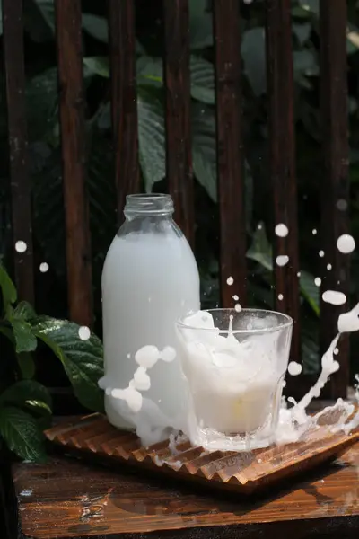 Mleko Szklance Lodem Drewnianym Tłem — Zdjęcie stockowe