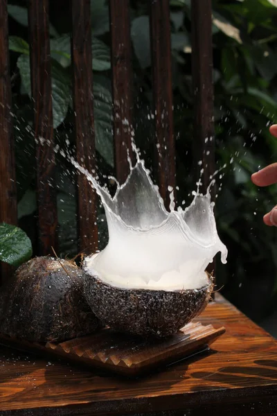 Кокосовое Молоко Свежими Фруктами Кокосом — стоковое фото