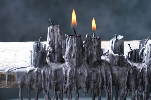 Brennende Kerzen Auf Dem Tisch Vor Dunklem Hintergrund Raum Für — Stockfoto