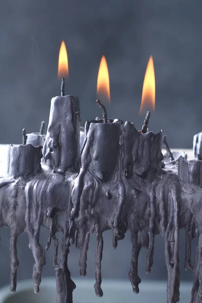 Nahaufnahme Brennender Kerzen Mit Schwarzem Hintergrund — Stockfoto