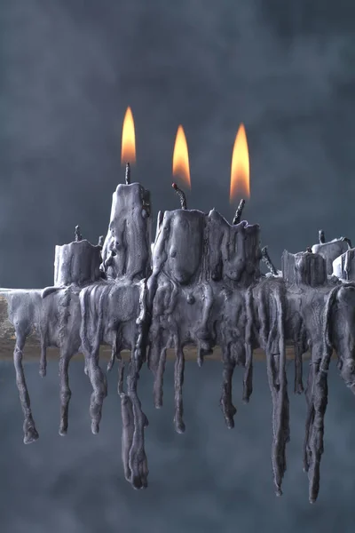 Brennende Kerze Mit Brennender Kerze Vor Dunklem Hintergrund — Stockfoto