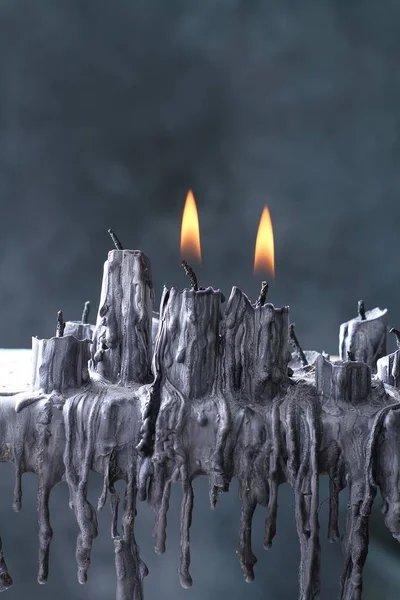 Eine Vertikale Aufnahme Eines Hölzernen Leuchters Und Kerzen Auf Dunklem — Stockfoto