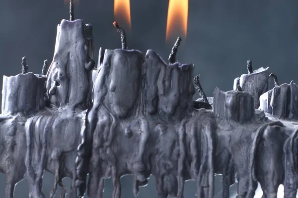 Kerze Brennt Mit Flamme Auf Schwarzem Hintergrund — Stockfoto