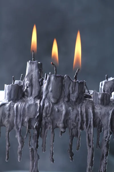 Halloween Feiertag Nahaufnahme Brennender Kerzen Auf Schwarzem Hintergrund — Stockfoto