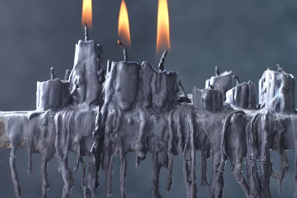 Brennende Kerze Auf Dem Hintergrund Des Alten Leuchters — Stockfoto