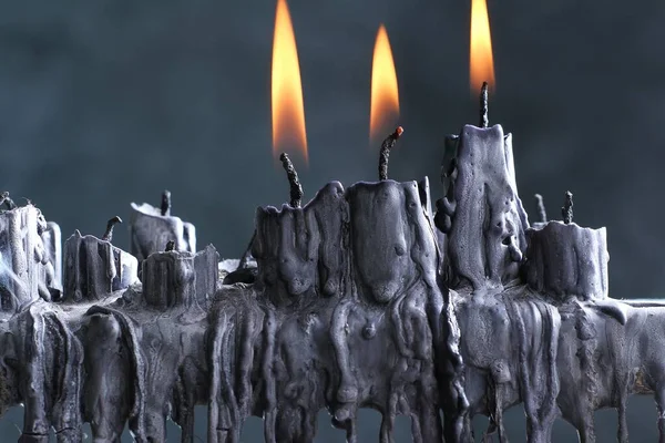 Kerzen Und Halloween Dekorationen Auf Schwarzem Hintergrund — Stockfoto