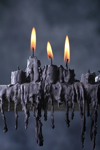 Brennende Kerzen Mit Flamme Und Rauch Auf Schwarzem Hintergrund — Stockfoto