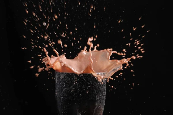 얼음으로 우유를 튀기기 — 스톡 사진