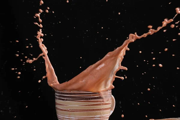 Βουτιά Σοκολάτα Στο Ποτήρι Ένα Καφέ Φόντο — Φωτογραφία Αρχείου