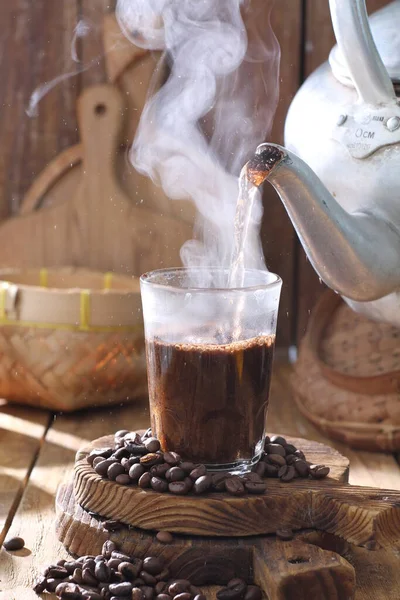Gorąca Kawa Starym Drewnianym Stole — Zdjęcie stockowe