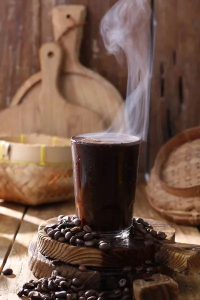 木制底座上的咖啡杯和咖啡豆 — 图库照片