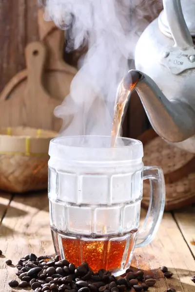Sıcak Çay Fincanda Bardak Ahşap Arka Planda — Stok fotoğraf