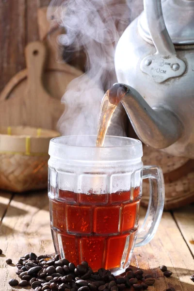 Schwarzer Tee Einer Tasse Mit Einer Alten Tasse — Stockfoto