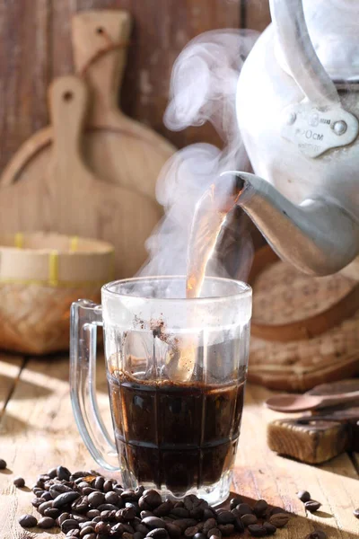 Kávébab Egy Üvegpohárban Füsttel Asztalon — Stock Fotó