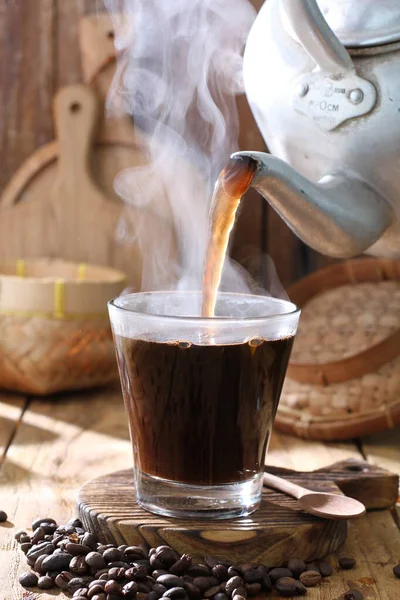 Горячий Кофе Молоком Свежими Кофейными Зернами — стоковое фото