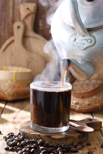 Черные Кофейные Зерна Горячей Чашке — стоковое фото