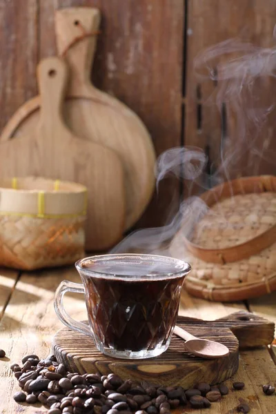Черный Кофе Деревянном Фоне Горячим Кофе Зернах — стоковое фото