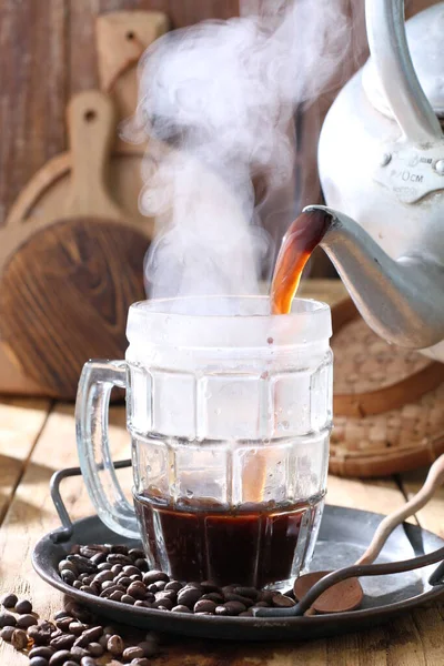Ζεστό Τσάι Ζεστό Καπνό Στο Τραπέζι — Φωτογραφία Αρχείου