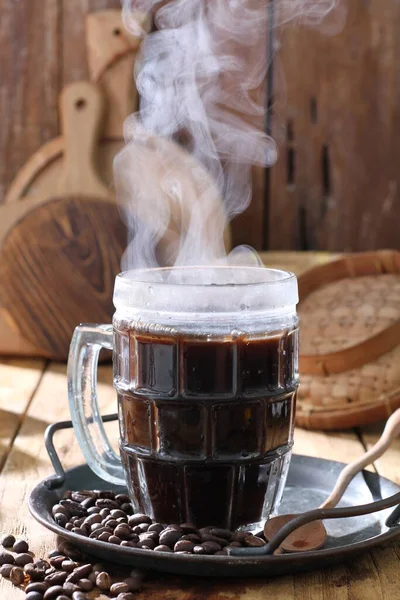 Grãos Café Com Uma Bebida Quente Pela Manhã — Fotografia de Stock