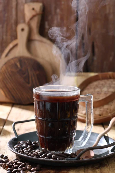Csésze Forró Kávé Kávébab Asztalon — Stock Fotó