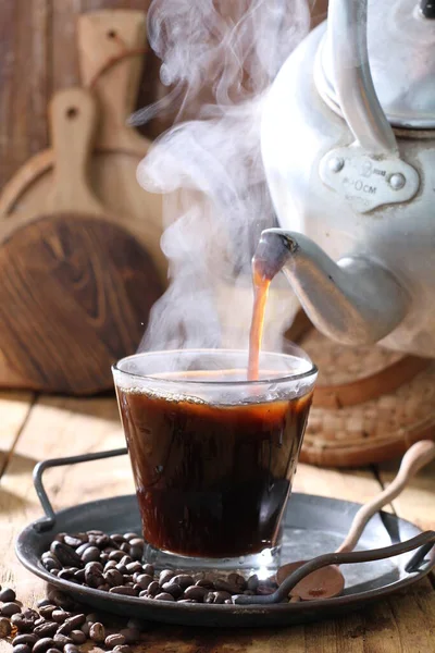 Csésze Fekete Forró Kávé Kávébab Egy Asztalon — Stock Fotó