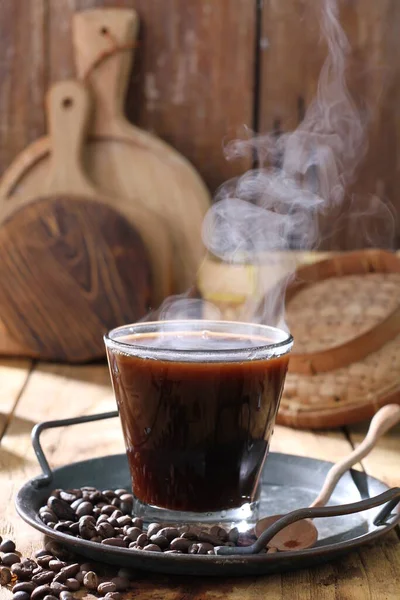 Чашка Кофе Горячими Кофейными Зёрнами Деревянном Столе — стоковое фото