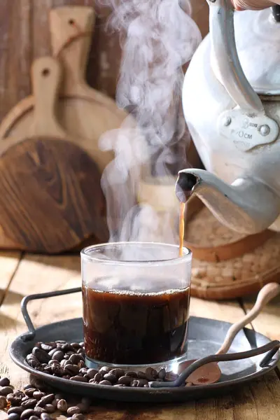 Kávécsésze Forró Kávébab Egy Kanál Asztalon — Stock Fotó