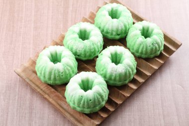 Putu Ayu keki lezzetli rendelenmiş hindistan cevizli işlenmiş pirinç unundan yapılan bir pastadır.