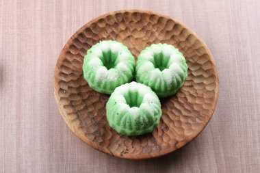 Putu Ayu keki lezzetli rendelenmiş hindistan cevizli işlenmiş pirinç unundan yapılan bir pastadır.