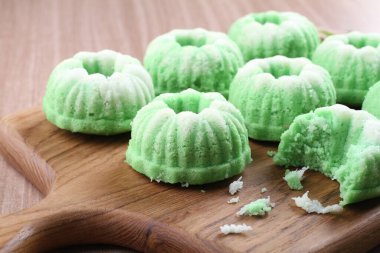 Putu Ayu keki lezzetli rendelenmiş hindistan cevizli işlenmiş pirinç unundan yapılan bir pastadır.