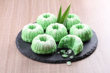 Putu Ayu keki lezzetli rendelenmiş hindistan cevizli işlenmiş pirinç unundan yapılan bir pastadır.