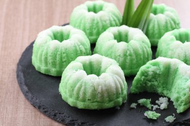 Putu Ayu keki lezzetli rendelenmiş hindistan cevizli işlenmiş pirinç unundan yapılan bir pastadır.