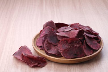 Beyaz arka planda taze dilimlenmiş kırmızı pancar kökü.