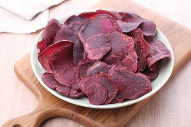 Kurumuş pancarlı kase masada, yakın plan.