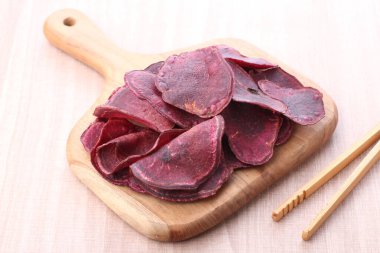 Taze çiğ et dilimlenmiş ve kesme tahtasındaki bıçakla taze kırmızı pancar kökü