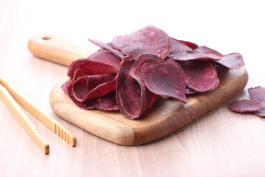 Tahta kasede kurutulmuş kırmızı pancar kökü.