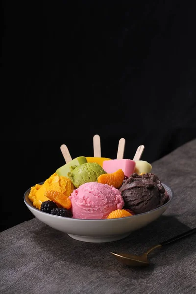 Színes Fagylalt Gyümölcsökkel — Stock Fotó