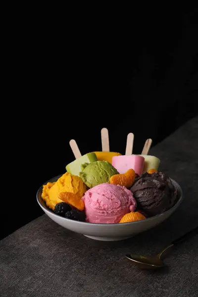 さまざまな種類のチョコレートとバニラのクリームアイスクリームのカラフル — ストック写真