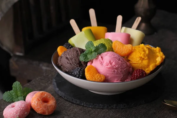 Красочное Мороженое Фруктами Орехами Шоколадом Черном Фоне — стоковое фото