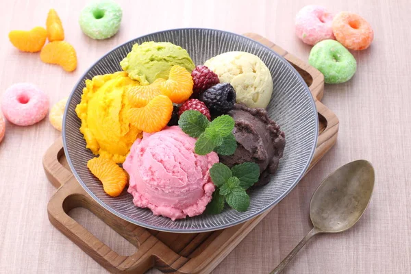 Bunte Eiscreme Mit Frischem Obst Und Beeren Auf Einem Hölzernen — Stockfoto